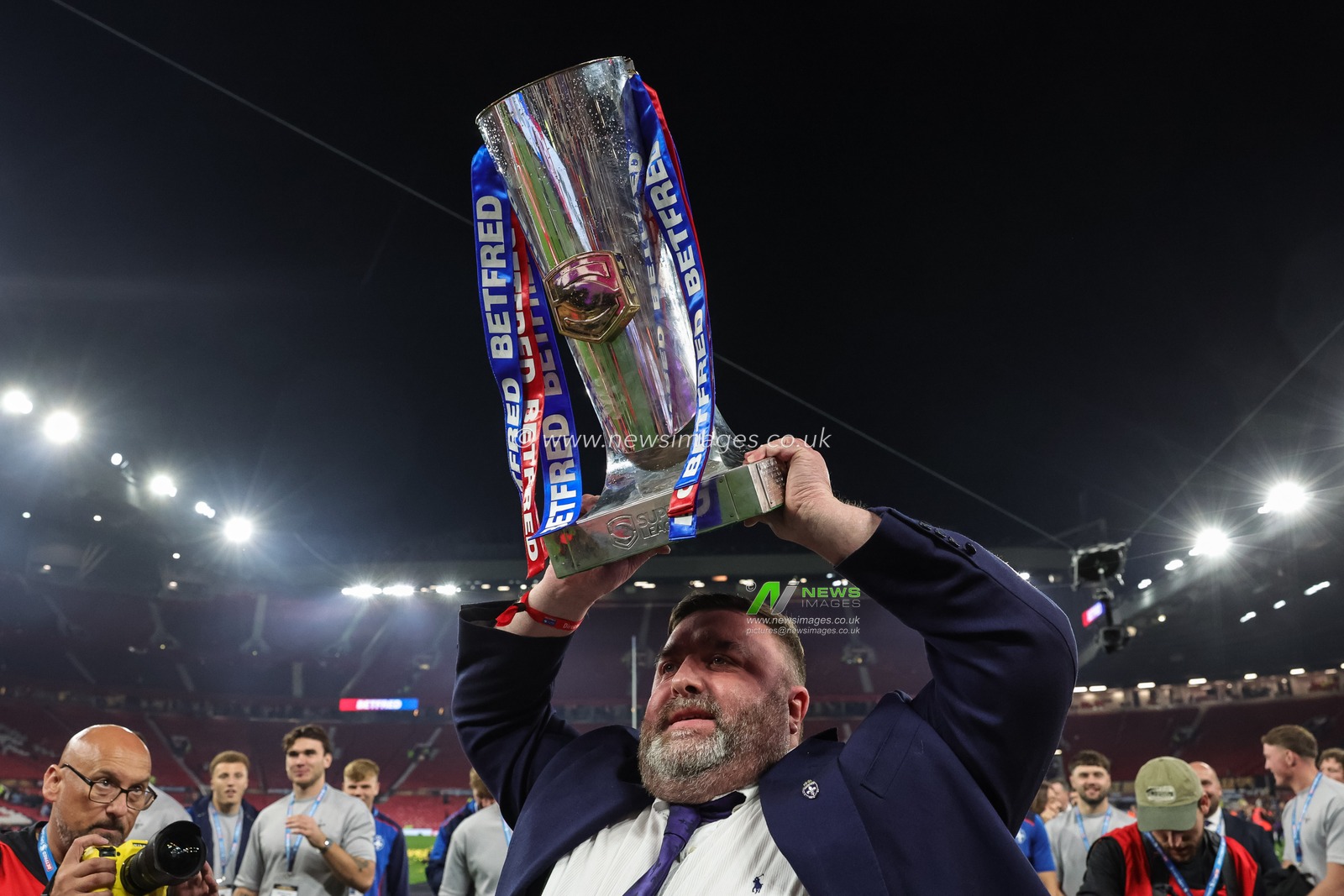 Matt Ellis Wakefield Trinity owner lifts The Betfred Super League Grand Final Trophy during the Betfred Super League Grand Final match Warrington Wolves vs Wakefield Trinity at Old Trafford, Manchester, United Kingdom on 03 October 2026

(Photo by Mark Cosgrove/News Images)