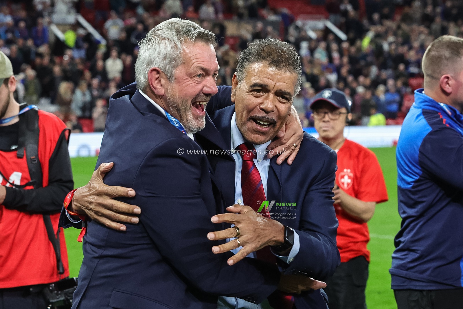 Daryl Powell manager of Wakefield Trinity and Chris Kamara celebrate the win during the Betfred Super League Grand Final match Warrington Wolves vs Wakefield Trinity at Old Trafford, Manchester, United Kingdom on 03 October 2026

(Photo by Mark Cosgrove/News Images)