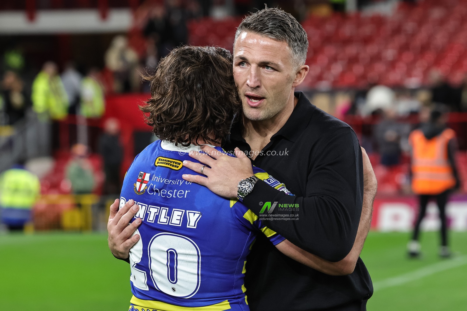 Sam Burgess manager of Warrington Wolves consoles James Bentley of Warrington Wolves during the Betfred Super League Grand Final match Warrington Wolves vs Wakefield Trinity at Old Trafford, Manchester, United Kingdom on 03 October 2026

(Photo by Mark Cosgrove/News Images)