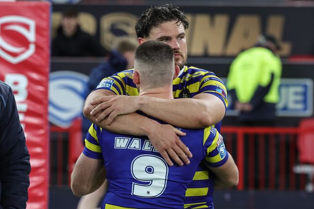 Joe Philbin of Warrington Wolves consoles Danny Walker of Warrington Wolves during the Betfred Super League Grand Final match Warrington Wolves vs Wakefield Trinity at Old Trafford, Manchester, United Kingdom on 03 October 2026

(Photo by Mark Cosgrove/News Images)