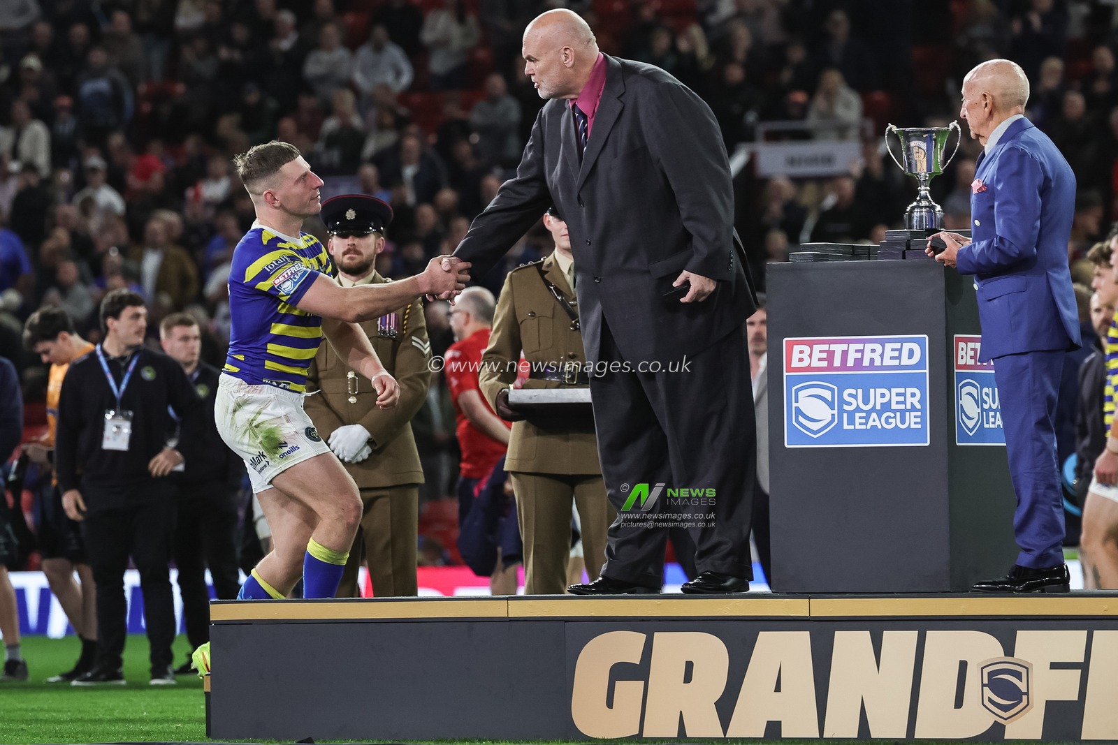 George Williams of Warrington Wolves steps up to receive his losers medal during the Betfred Super League Grand Final match Warrington Wolves vs Wakefield Trinity at Old Trafford, Manchester, United Kingdom on 03 October 2026

(Photo by Mark Cosgrove/News Images)
