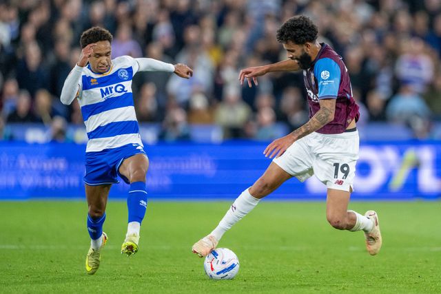 Kealey Adamson of QPR challenges Pablo of West Ham United during the Sky Bet Championship match West Ham United vs Queens Park Rangers at London Stadium, London, United Kingdom on 09 October 2026

(Photo by Mike Turner/News Images)