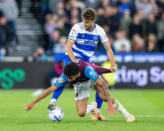Nicolas Madsen of QPR tussles with Pablo of West Ham United during the Sky Bet Championship match West Ham United vs Queens Park Rangers at London Stadium, London, United Kingdom on 09 October 2026

(Photo by Mike Turner/News Images)