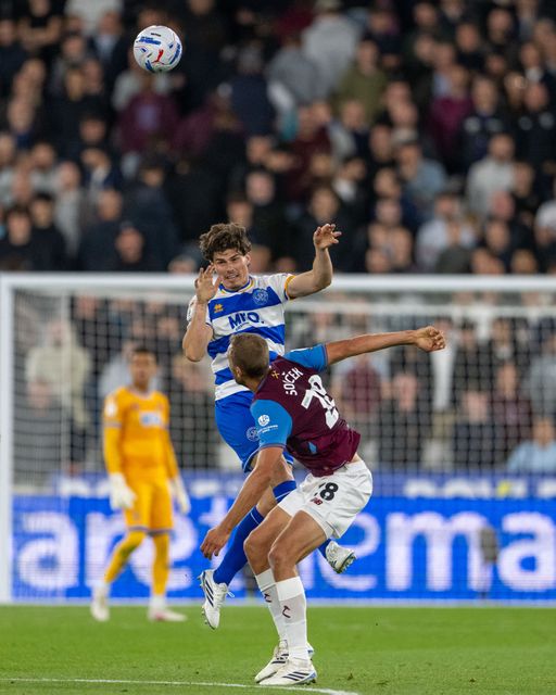 Ronnie Edwards of QPR heads the ball under pressure from Tomáš Souček of West Ham United during the Sky Bet Championship match West Ham United vs Queens Park Rangers at London Stadium, London, United Kingdom on 09 October 2026

(Photo by Mike Turner/News Images)