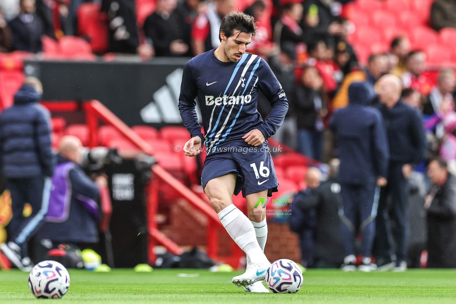 Sandro Tonali of Tottenham Hotspur in the pregame warmup session during the Premier League match Manchester United vs Tottenham Hotspur at Old Trafford, Manchester, United Kingdom on 10 October 2026

(Photo by Mark Cosgrove/News Images)
