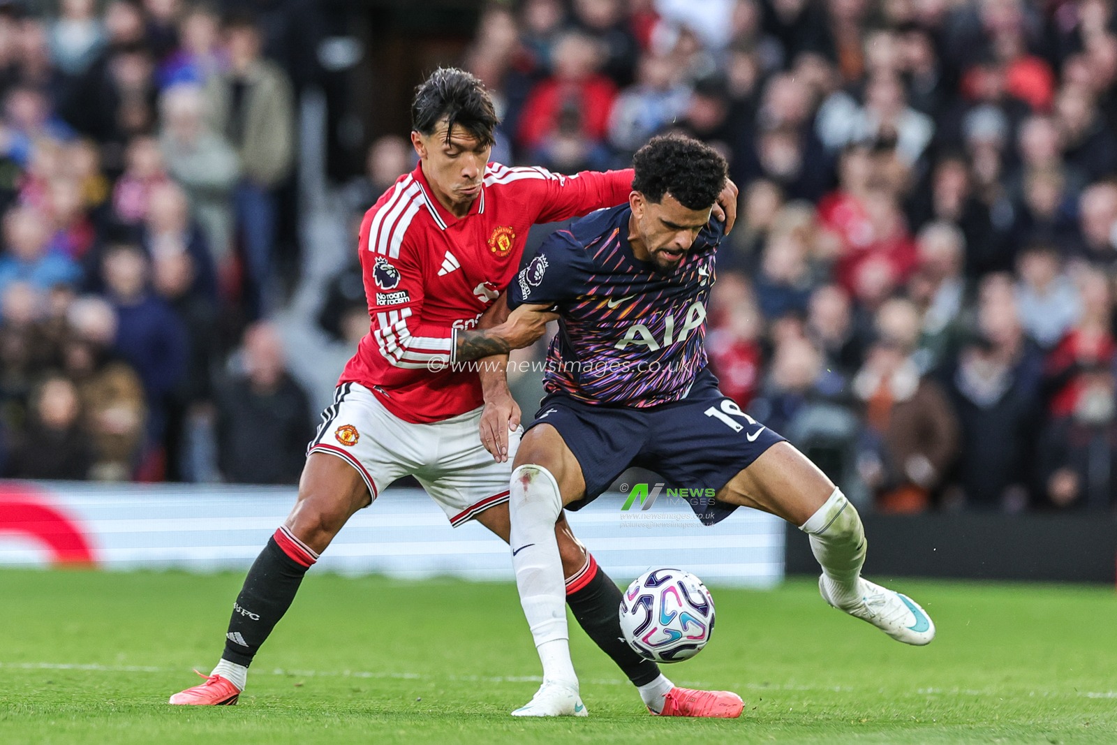 Lisandro Martinez of Manchester United and Dominic Solanke of Tottenham Hotspur battle for the ball during the Premier League match Manchester United vs Tottenham Hotspur at Old Trafford, Manchester, United Kingdom on 10 October 2026

(Photo by Mark Cosgrove/News Images)