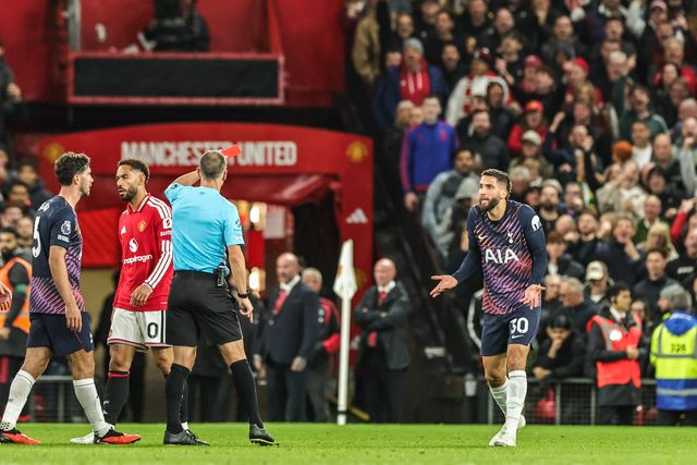 Referee Stuart Attwell gives a red card to Rodrigo Bentancur of Tottenham Hotspur during the Premier League match Manchester United vs Tottenham Hotspur at Old Trafford, Manchester, United Kingdom on 10 October 2026

(Photo by Mark Cosgrove/News Images)