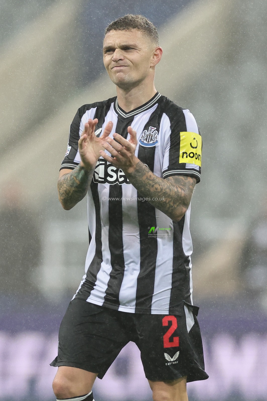 Kieran Trippier #2 of Newcastle United applauds the home fans after Newcastle lose 0-1 during the UEFA Champions League match Newcastle United vs Borussia Dortmund at St. James's Park, Newcastle, United Kingdom, 25th October 2023

(Photo by Mark Cosgrove/News Images)