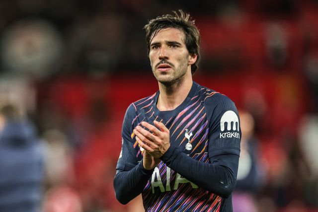 Sandro Tonali of Tottenham Hotspur applauds the fans after the game during the Premier League match Manchester United vs Tottenham Hotspur at Old Trafford, Manchester, United Kingdom on 10 October 2026

(Photo by Mark Cosgrove/News Images)