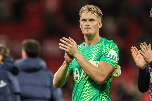 Tottenham Hotspur goalkeeper Antonin Kinsky applauds the fans after the game during the Premier League match Manchester United vs Tottenham Hotspur at Old Trafford, Manchester, United Kingdom on 10 October 2026

(Photo by Mark Cosgrove/News Images)