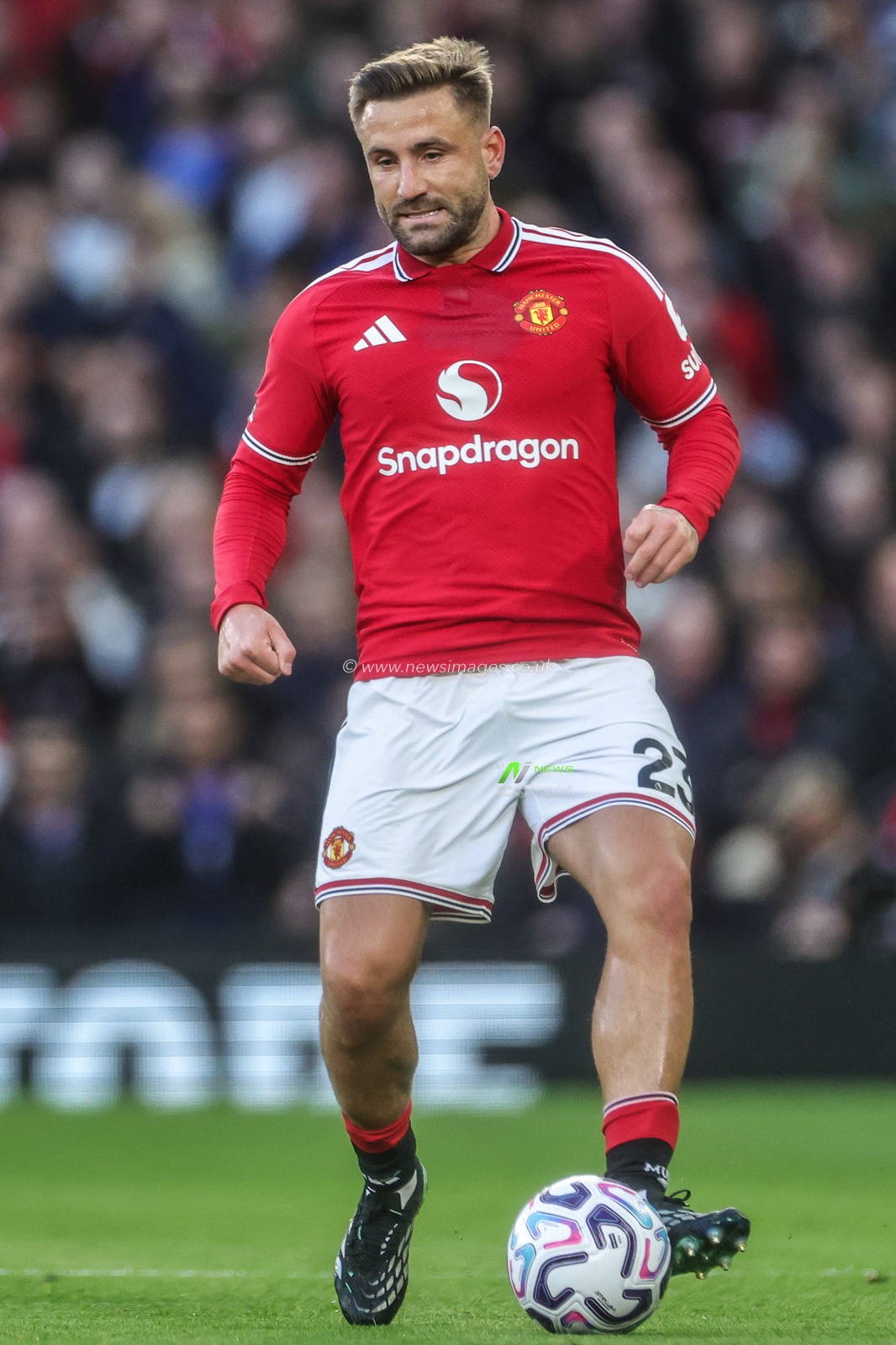Luke Shaw of Manchester United during the Premier League match Manchester United vs Tottenham Hotspur at Old Trafford, Manchester, United Kingdom on 10 October 2026

(Photo by Mark Cosgrove/News Images)