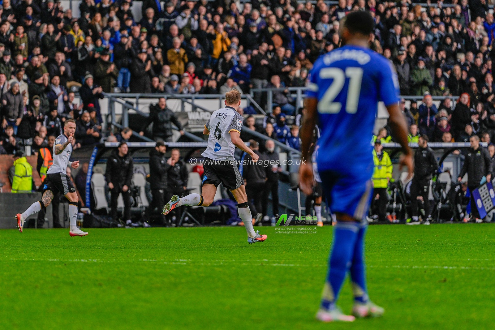 Sondre Langås of Derby County celebrates and runs back to the mark after scoring to make it 1-3 during the Sky Bet Championship match Derby County vs Leicester City at Pride Park Stadium, Derby, United Kingdom, 6th December 2025

(Photo by Maynard Manyowa/News Images)

*** GER AUT SUI OUT ***