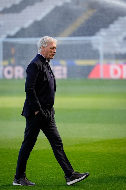 David Moyes manager of Everton inspects the pitch prior to kick off during the Premier League match Hull City vs Everton at MKM Stadium, Hull, United Kingdom on 11 October 2026

(Photo by Maynard Manyowa/News Images)