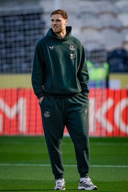 Everton goalkeeper Mark Travers inspects the pitch prior to kick off during the Premier League match Hull City vs Everton at MKM Stadium, Hull, United Kingdom on 11 October 2026

(Photo by Maynard Manyowa/News Images)