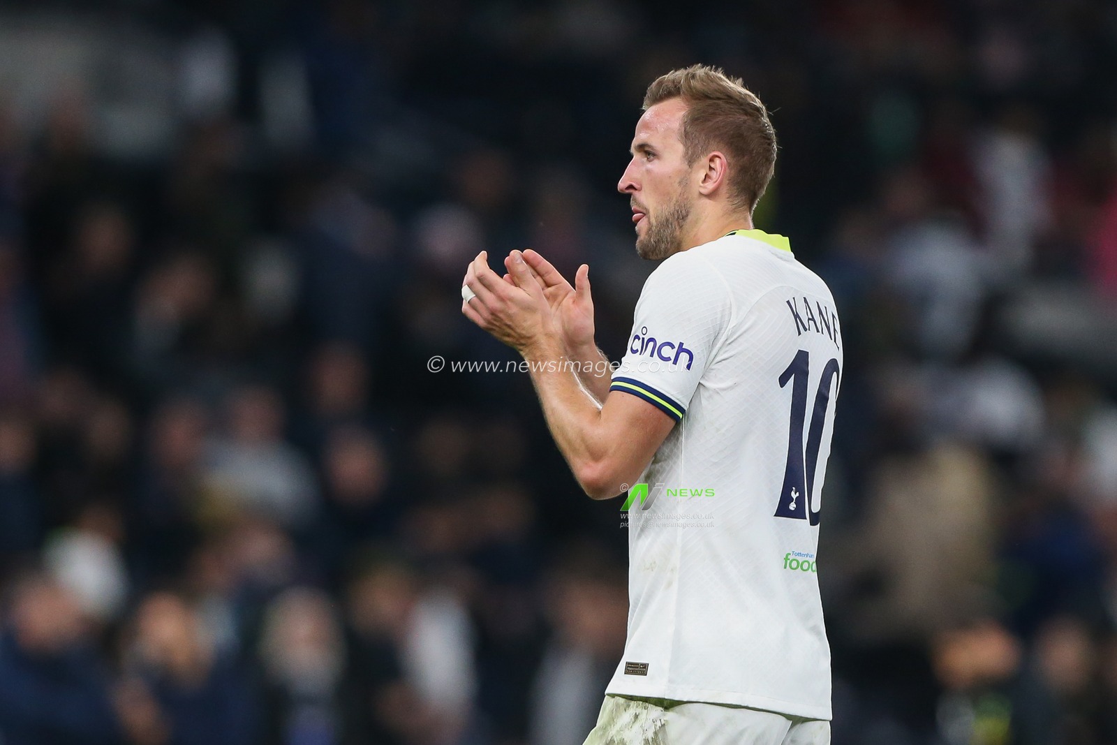 Harry Kane #10 of Tottenham Hotspur applauds the fans at the end of the game during the UEFA Champions League match Tottenham Hotspur vs Sporting Lisbon at Tottenham Hotspur Stadium, London, United Kingdom, 26th October 2022

(Photo by Arron Gent/News Images)