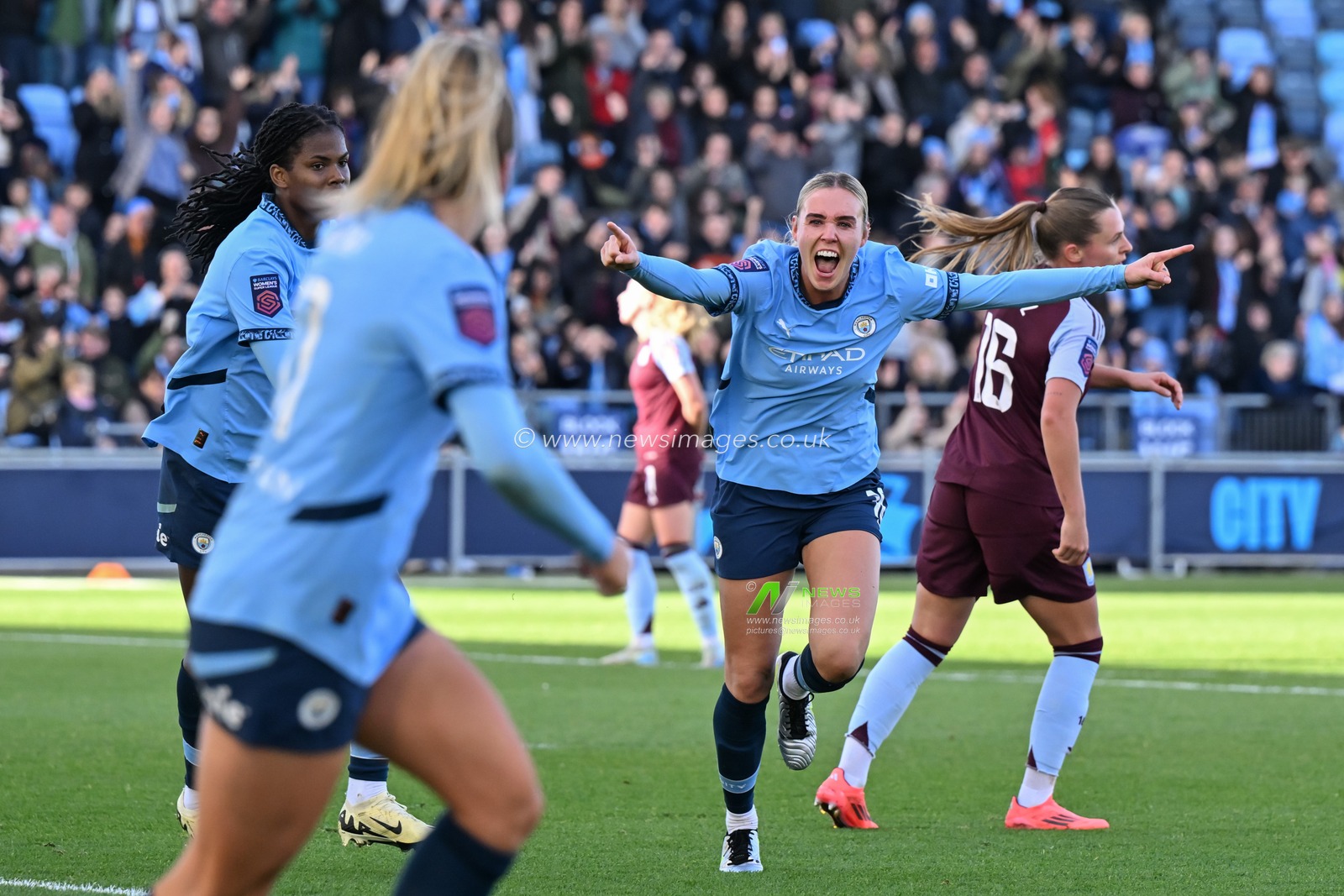 Jill Roord of Manchester City Women celebrates her goal to make it 2-1 Manchester City during the Barclays Women's Super League match Manchester City Women vs Aston Villa Women at Joie Stadium, Manchester, United Kingdom, 20th October 2024

(Photo by Cody Froggatt/News Images)
