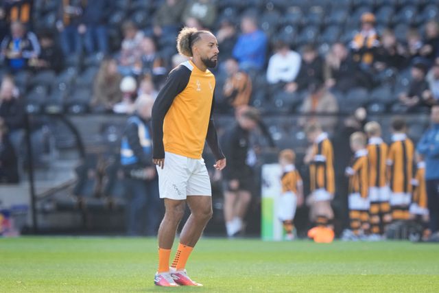 Sorba Thomas of Hull City in the pregame warmup session  during the Premier League match Hull City vs Everton at MKM Stadium, Hull, United Kingdom on 11 October 2026

(Photo by Maynard Manyowa/News Images)