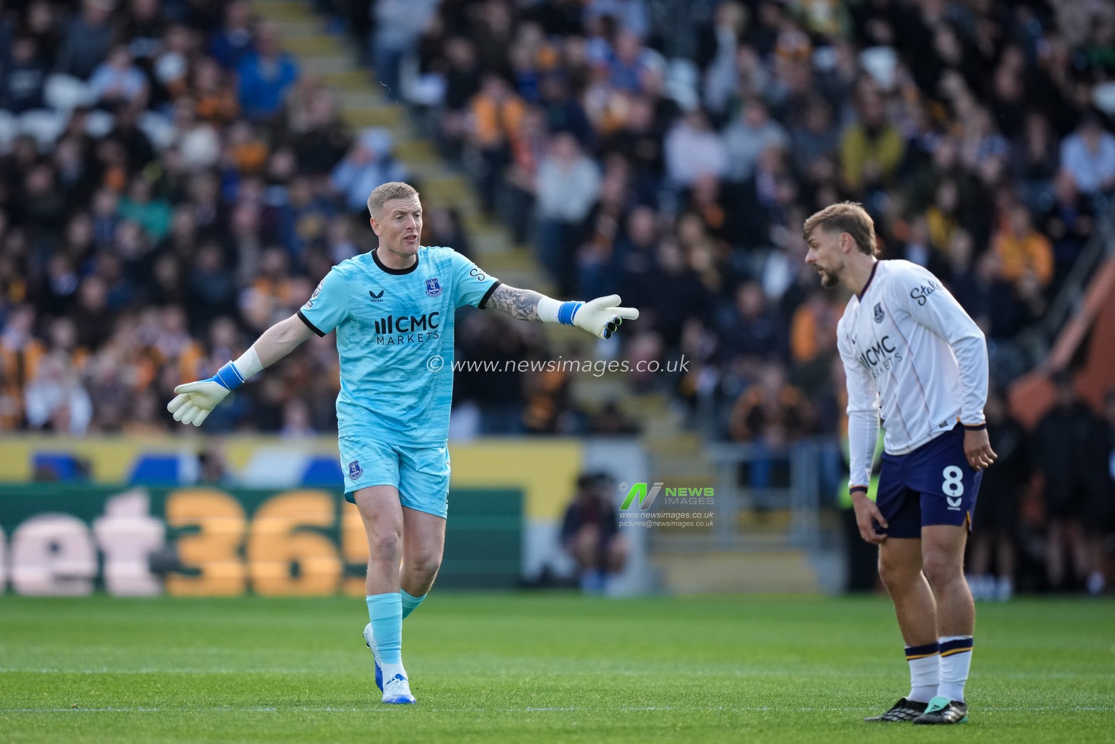 Everton goalkeeper Jordan Pickford gives his team instructions to Kiernan Dewsbury-Hall of Everton during the Premier League match Hull City vs Everton at MKM Stadium, Hull, United Kingdom on 11 October 2026

(Photo by Maynard Manyowa/News Images)