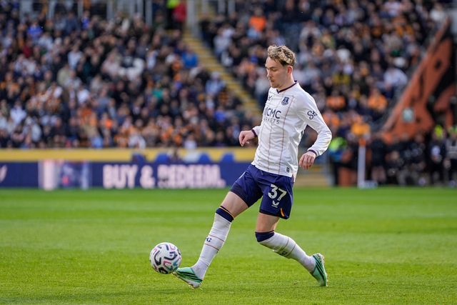 James Garner of Everton makes a run with the ball  during the Premier League match Hull City vs Everton at MKM Stadium, Hull, United Kingdom on 11 October 2026

(Photo by Maynard Manyowa/News Images)