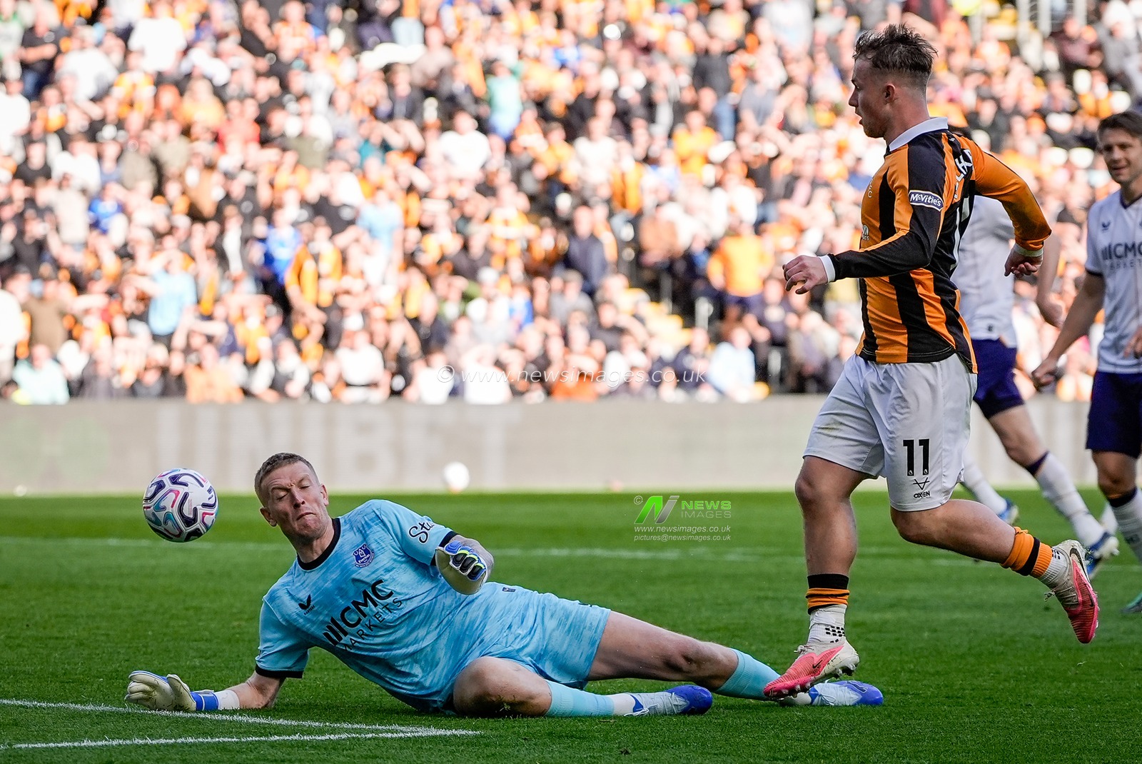 Joe Gelhardt of Hull City scores to make it  1-0 during the Premier League match Hull City vs Everton at MKM Stadium, Hull, United Kingdom on 11 October 2026

(Photo by Maynard Manyowa/News Images)