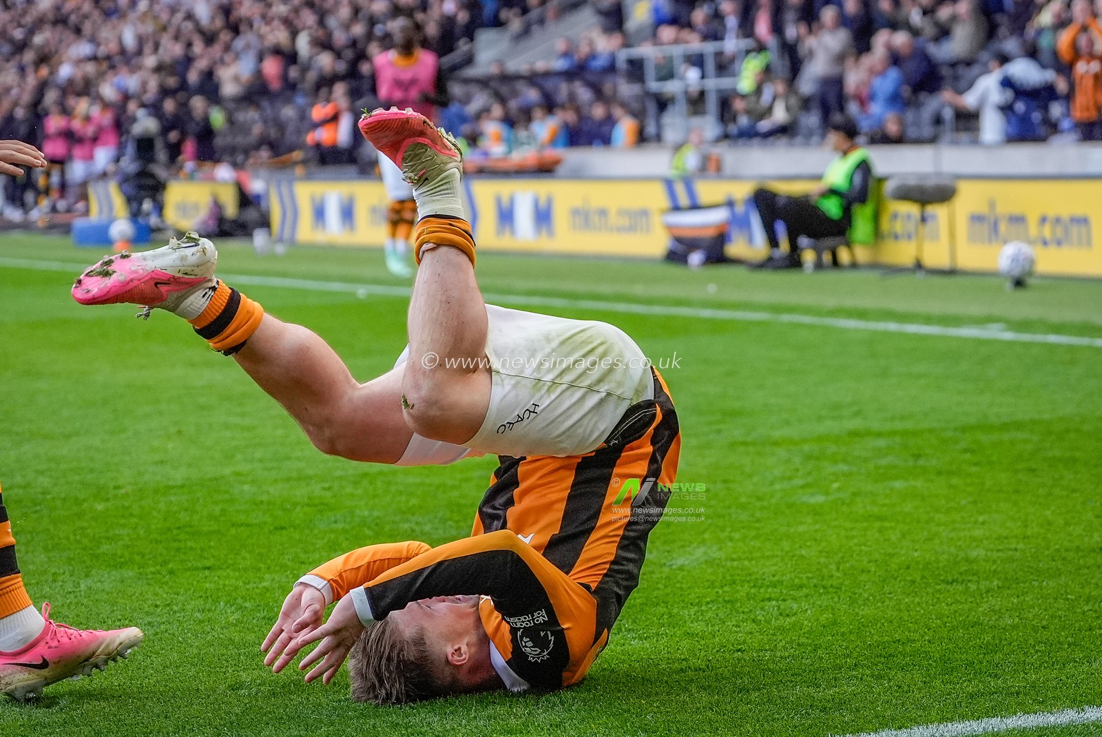 Joe Gelhardt of Hull City celebrates his goal to make it  1-0 during the Premier League match Hull City vs Everton at MKM Stadium, Hull, United Kingdom on 11 October 2026

(Photo by Maynard Manyowa/News Images)