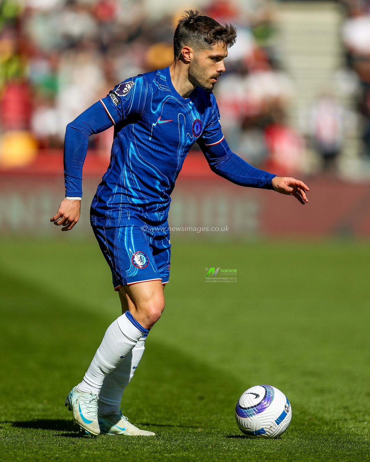 Pedro Neto of Chelsea runs with the ball during the Premier League match Brentford vs Chelsea at The Gtech Community Stadium, London, United Kingdom, 6th April 2025

(Photo by Izzy Poles/News Images)