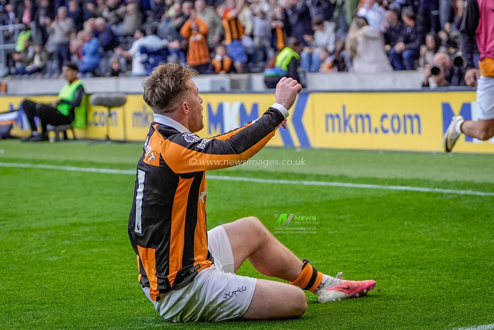 Joe Gelhardt of Hull City celebrates his goal to make it  1-0 during the Premier League match Hull City vs Everton at MKM Stadium, Hull, United Kingdom on 11 October 2026

(Photo by Maynard Manyowa/News Images)
