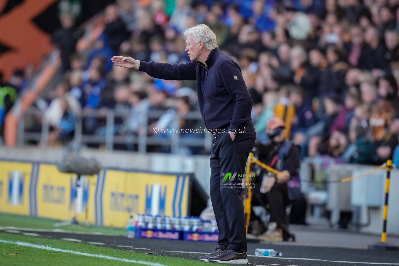 David Moyes manager of Everton gives his team instructions  during the Premier League match Hull City vs Everton at MKM Stadium, Hull, United Kingdom on 11 October 2026

(Photo by Maynard Manyowa/News Images)