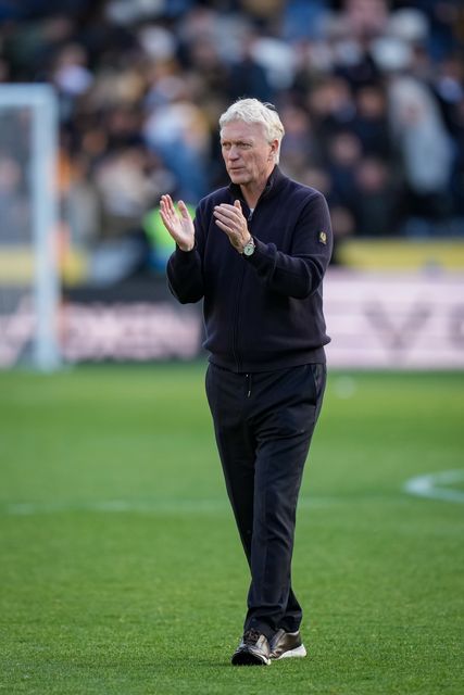 David Moyes manager of Everton applauds the fans after the final whistle  during the Premier League match Hull City vs Everton at MKM Stadium, Hull, United Kingdom on 11 October 2026

(Photo by Maynard Manyowa/News Images)