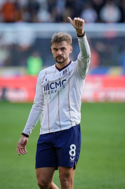 Kiernan Dewsbury-Hall of Everton applauds the fans after the final whistle  during the Premier League match Hull City vs Everton at MKM Stadium, Hull, United Kingdom on 11 October 2026

(Photo by Maynard Manyowa/News Images)
