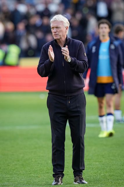 David Moyes manager of Everton applauds the fans after the final whistle  during the Premier League match Hull City vs Everton at MKM Stadium, Hull, United Kingdom on 11 October 2026

(Photo by Maynard Manyowa/News Images)