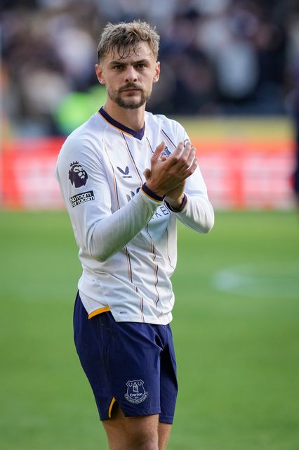 Kiernan Dewsbury-Hall of Everton applauds the fans after the final whistle  during the Premier League match Hull City vs Everton at MKM Stadium, Hull, United Kingdom on 11 October 2026

(Photo by Maynard Manyowa/News Images)