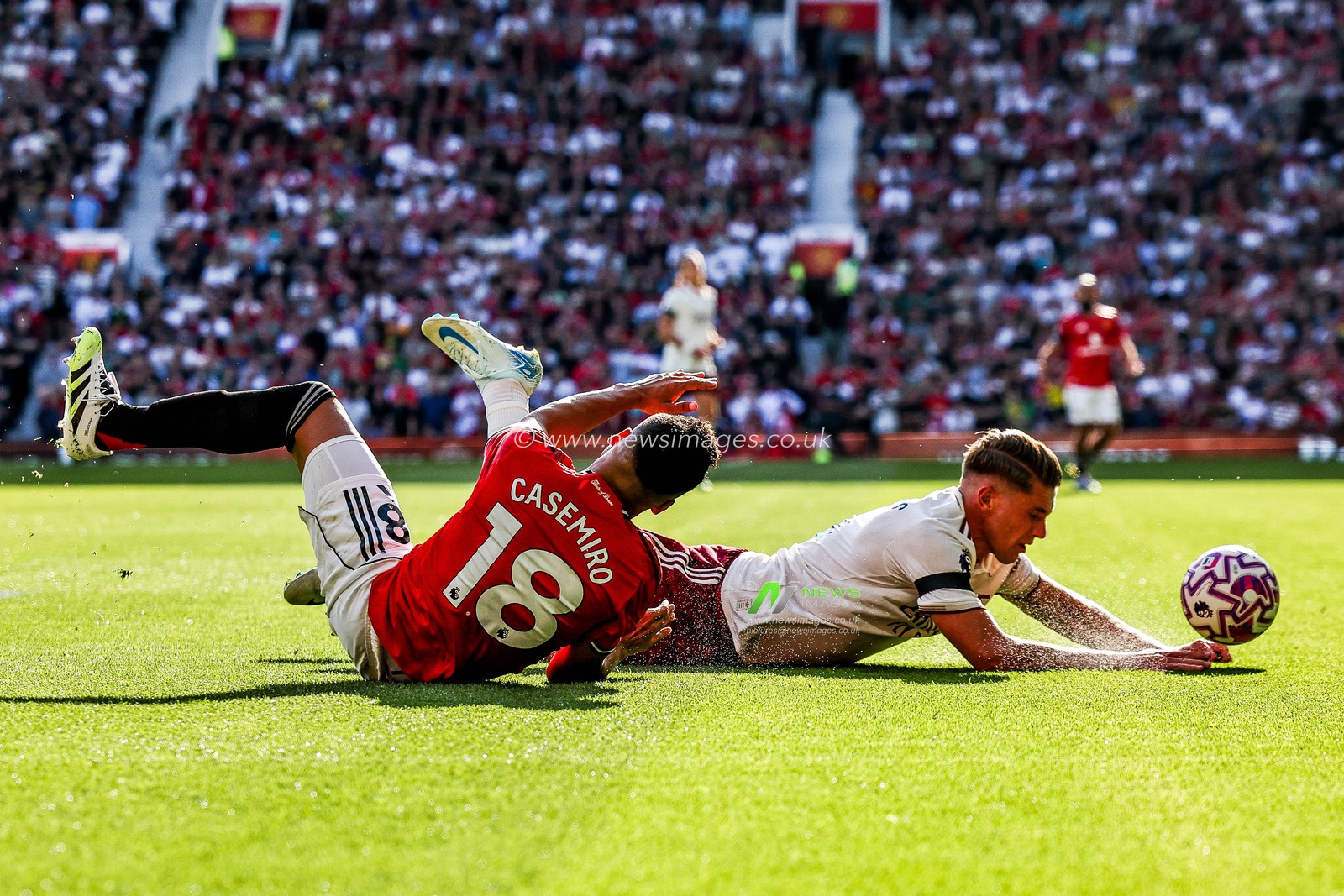 Casemiro of Manchester United is challenged by Viktor Gyokeres of Arsenal during the Premier League match Manchester United vs Arsenal at Old Trafford, Manchester, United Kingdom, 17th August 2025

(Photo by Mark Cosgrove/News Images)