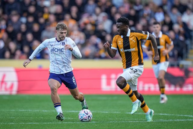 Tim Iroegbunam of Hull City makes a run with the ball  marked by Kiernan Dewsbury-Hall of Everton during the Premier League match Hull City vs Everton at MKM Stadium, Hull, United Kingdom on 11 October 2026

(Photo by Maynard Manyowa/News Images)