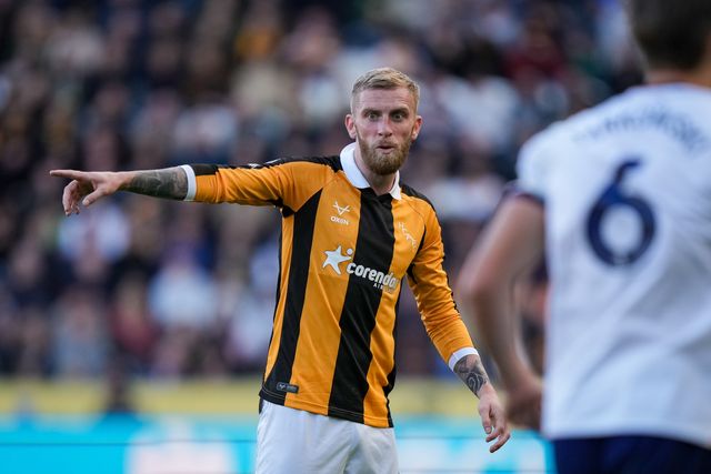Oliver McBurnie of Hull City gives his team instructions  during the Premier League match Hull City vs Everton at MKM Stadium, Hull, United Kingdom on 11 October 2026

(Photo by Maynard Manyowa/News Images)