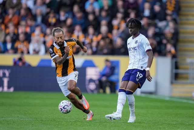 Tyrique George of Everton passes the ball  under pressure from Sorba Thomas of Hull City during the Premier League match Hull City vs Everton at MKM Stadium, Hull, United Kingdom on 11 October 2026

(Photo by Maynard Manyowa/News Images)