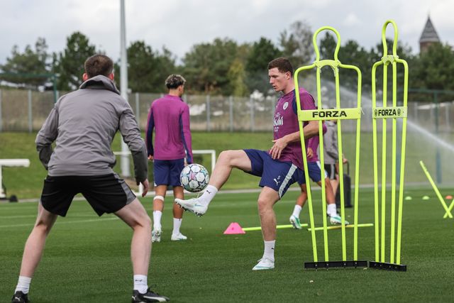 Elliot Anderson of Manchester City in the training session during the UEFA Champions League press conference and open training Matchday 2 of 8 Manchester City vs Paris Saint-Germain at City Football Academy, Manchester, United Kingdom on 13 October 2026

(Photo by Mark Cosgrove/News Images)