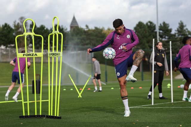 Enzo Fernandez of Manchester City in the training session during the UEFA Champions League press conference and open training Matchday 2 of 8 Manchester City vs Paris Saint-Germain at City Football Academy, Manchester, United Kingdom on 13 October 2026

(Photo by Mark Cosgrove/News Images)