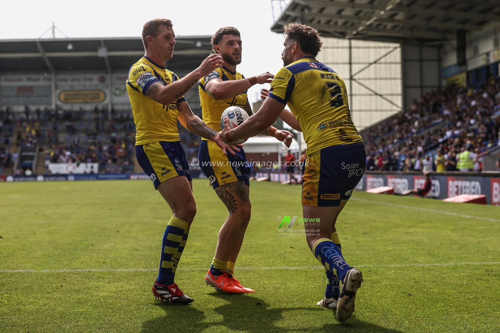 Toby King of Warrington Wolves celebrates his try during the Betfred Super League round 15 match Warrington Wolves vs Huddersfield Giants at Halliwell Jones Stadium, Warrington, United Kingdom, 21st June 2025

(Photo by Alfie Cosgrove/News Images)