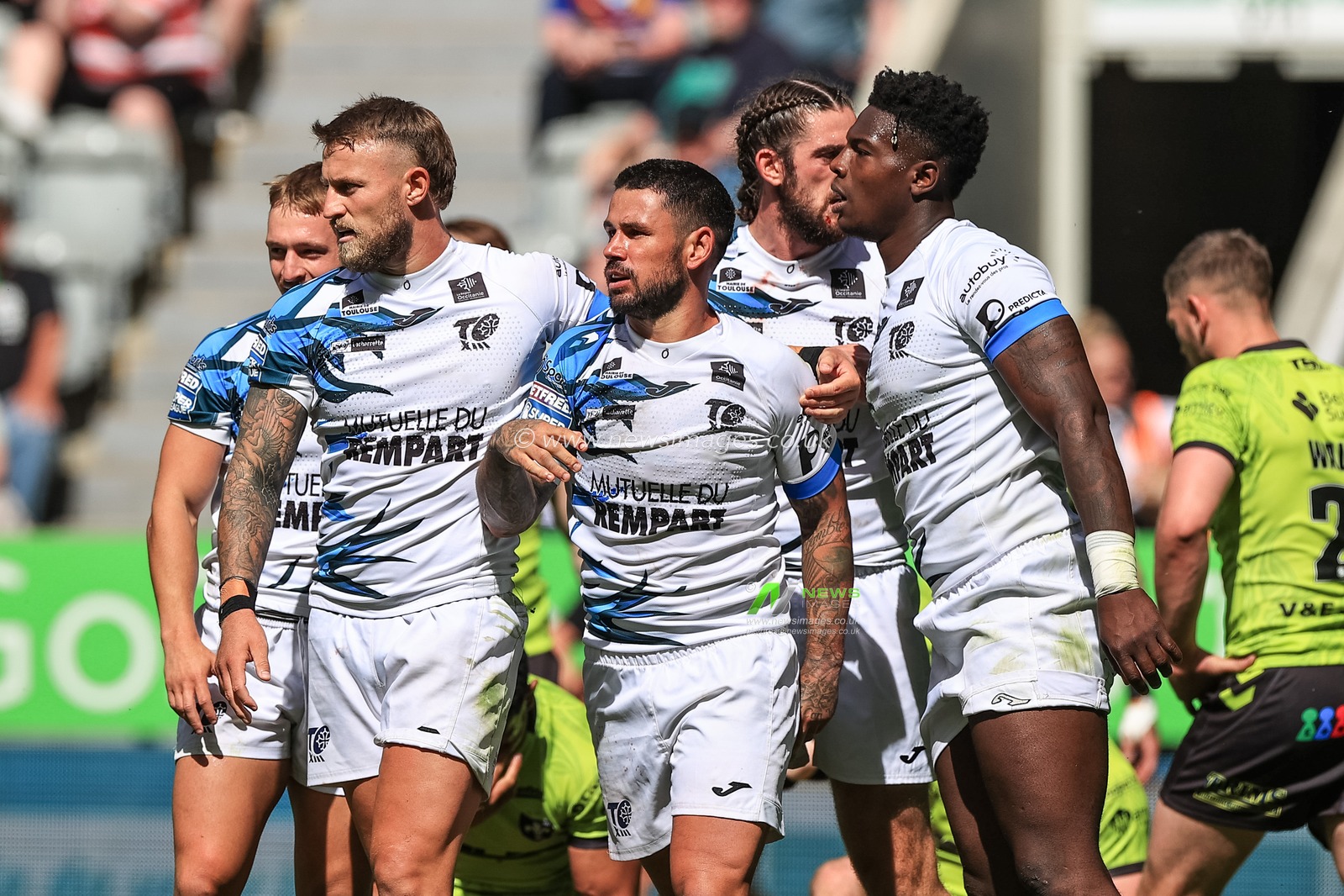 Nathan Peets #28 of Toulouse Olympique celebrates his try
