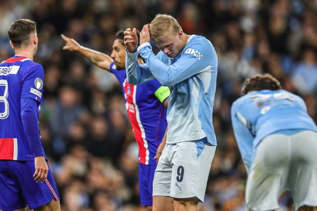 Erling Haaland of Manchester City brushes his hair as he prepares for a corner during the UEFA Champions League Matchday 2 of 8 match Manchester City vs Paris Saint-Germain at City of Manchester Stadium, Manchester, United Kingdom on 14 October 2026

(Photo by Mark Cosgrove/News Images)