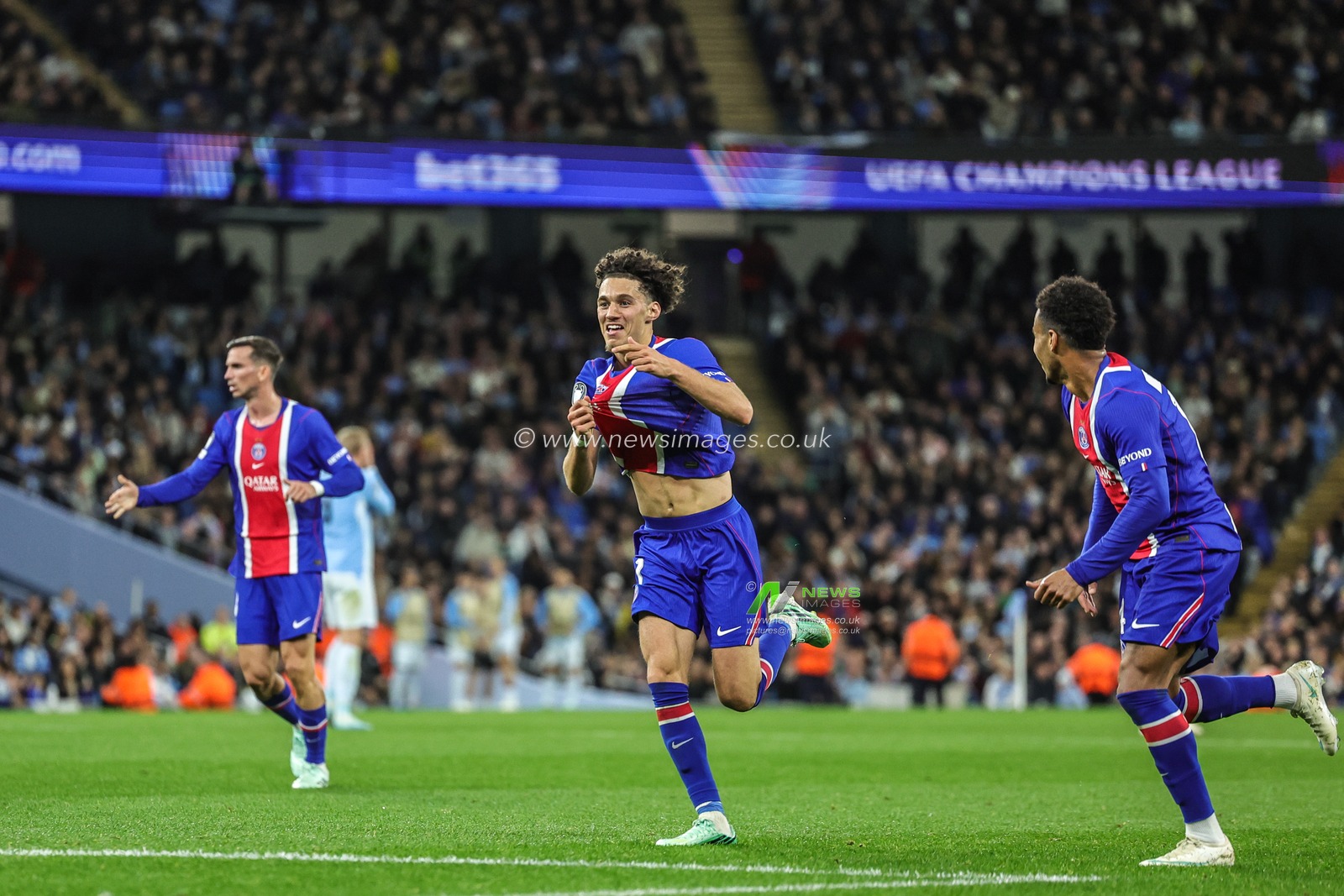 Maghnes Akliouche of Paris Saint-Germain celebrates his goal to make it 1-4 during the UEFA Champions League Matchday 2 of 8 match Manchester City vs Paris Saint-Germain at City of Manchester Stadium, Manchester, United Kingdom on 14 October 2026

(Photo by Mark Cosgrove/News Images)