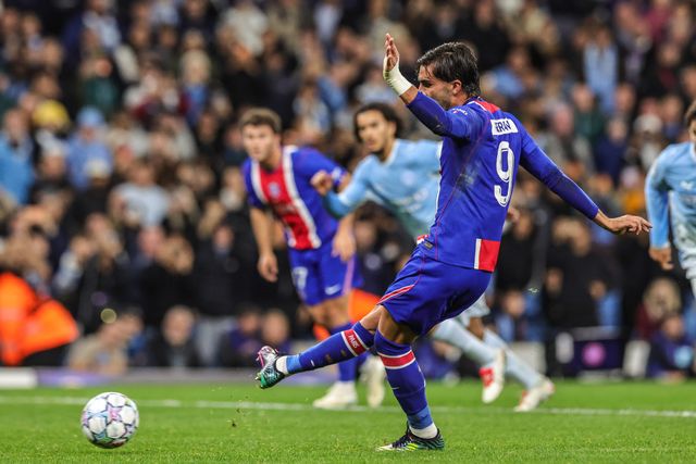 Ferran Torres of Paris Saint-Germain misses a penalty during the UEFA Champions League Matchday 2 of 8 match Manchester City vs Paris Saint-Germain at City of Manchester Stadium, Manchester, United Kingdom on 14 October 2026

(Photo by Mark Cosgrove/News Images)