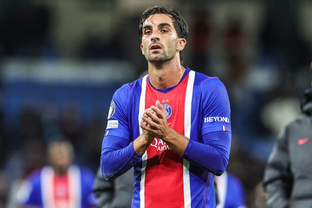 Ferran Torres of Paris Saint-Germain applauds the fans after the game during the UEFA Champions League Matchday 2 of 8 match Manchester City vs Paris Saint-Germain at City of Manchester Stadium, Manchester, United Kingdom on 14 October 2026

(Photo by Mark Cosgrove/News Images)