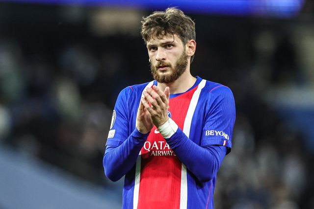 Khvicha Kvaratskhelia of Paris Saint-Germain applauds the fans after the game during the UEFA Champions League Matchday 2 of 8 match Manchester City vs Paris Saint-Germain at City of Manchester Stadium, Manchester, United Kingdom on 14 October 2026

(Photo by Mark Cosgrove/News Images)