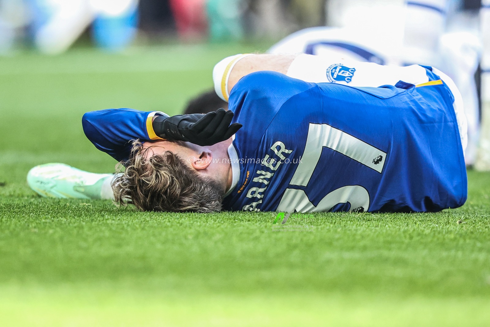 James Garner of Everton takes a knock during the Premier League match Everton vs Chelsea at Hill Dickinson Stadium, Liverpool, United Kingdom on 17 October 2026

(Photo by Alfie Cosgrove/News Images)