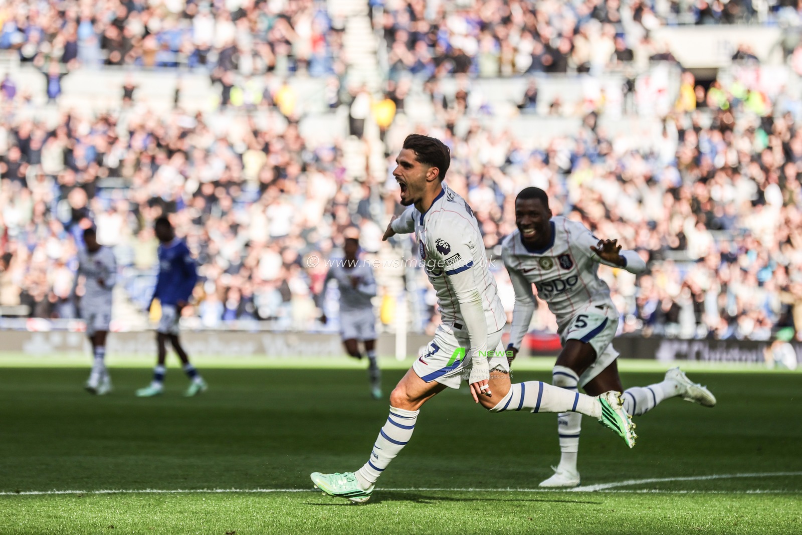 Pedro Neto of Chelsea celebrates his goal to make it 0-1 during the Premier League match Everton vs Chelsea at Hill Dickinson Stadium, Liverpool, United Kingdom on 17 October 2026

(Photo by Alfie Cosgrove/News Images)