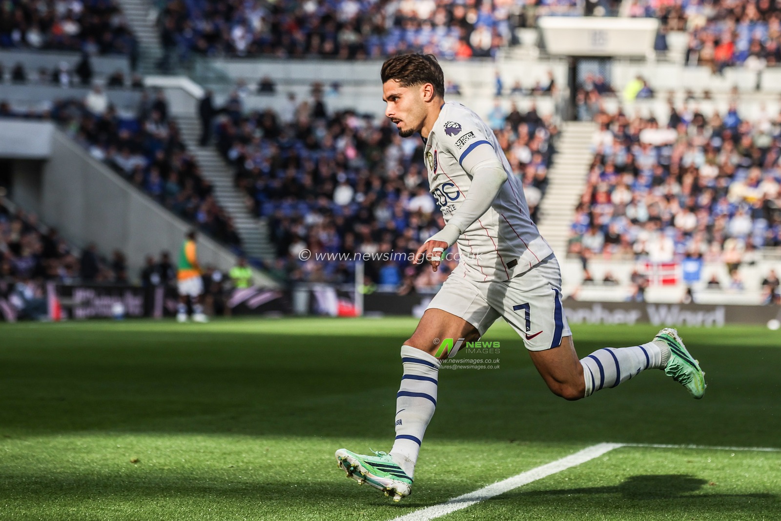 Pedro Neto of Chelsea celebrates his goal to make it 0-1 during the Premier League match Everton vs Chelsea at Hill Dickinson Stadium, Liverpool, United Kingdom on 17 October 2026

(Photo by Alfie Cosgrove/News Images)
