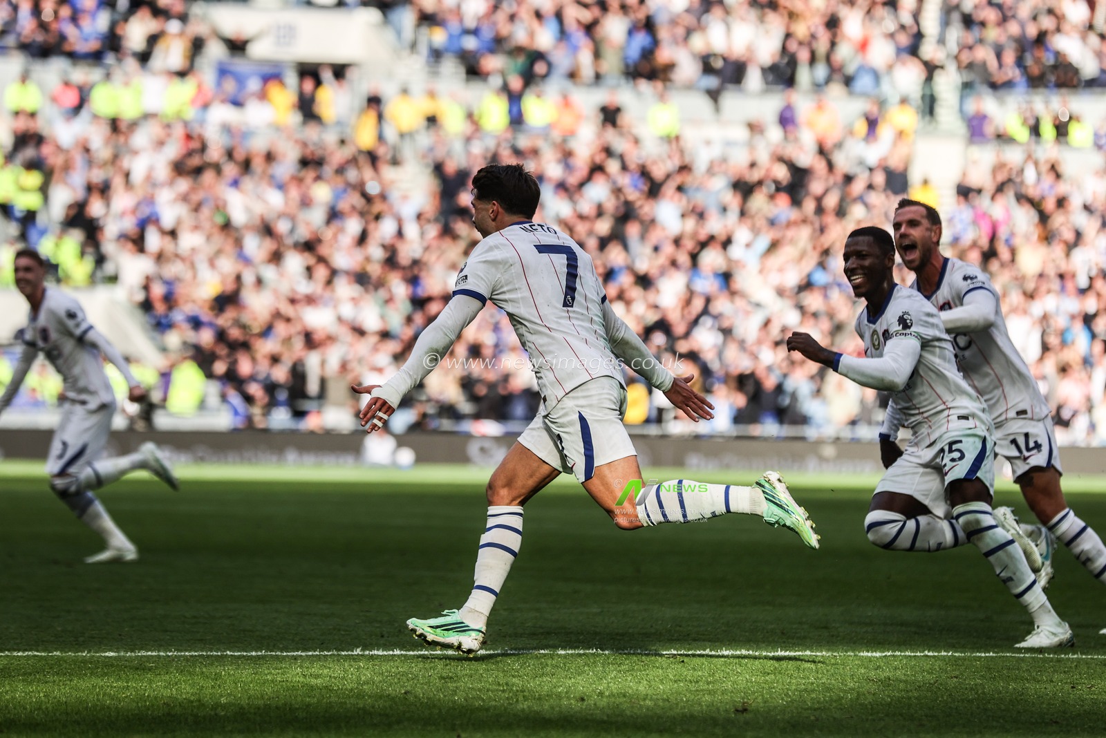 Pedro Neto of Chelsea celebrates his goal to make it 0-2 during the Premier League match Everton vs Chelsea at Hill Dickinson Stadium, Liverpool, United Kingdom on 17 October 2026

(Photo by Alfie Cosgrove/News Images)