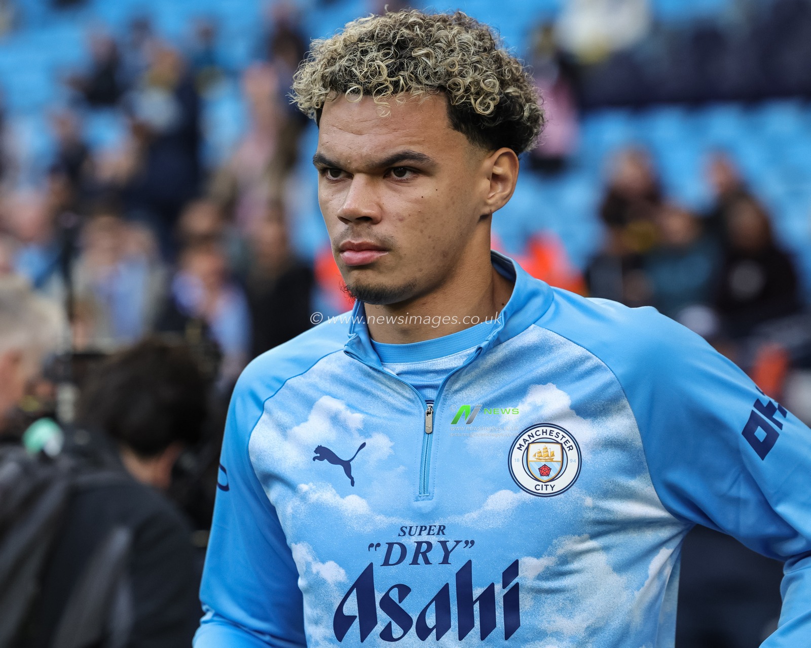 Nico O'Reilly of Manchester City in the pregame warmup session during the Premier League match Manchester City vs Ipswich Town at Etihad Stadium, Manchester, United Kingdom on 17 October 2026

(Photo by Mark Cosgrove/News Images)